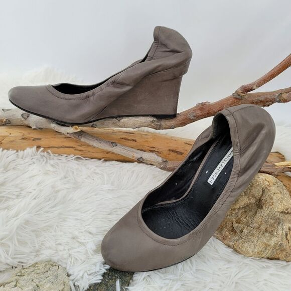 Vera wang lavender label taupe colored leather wedges - Picture 1 of 11